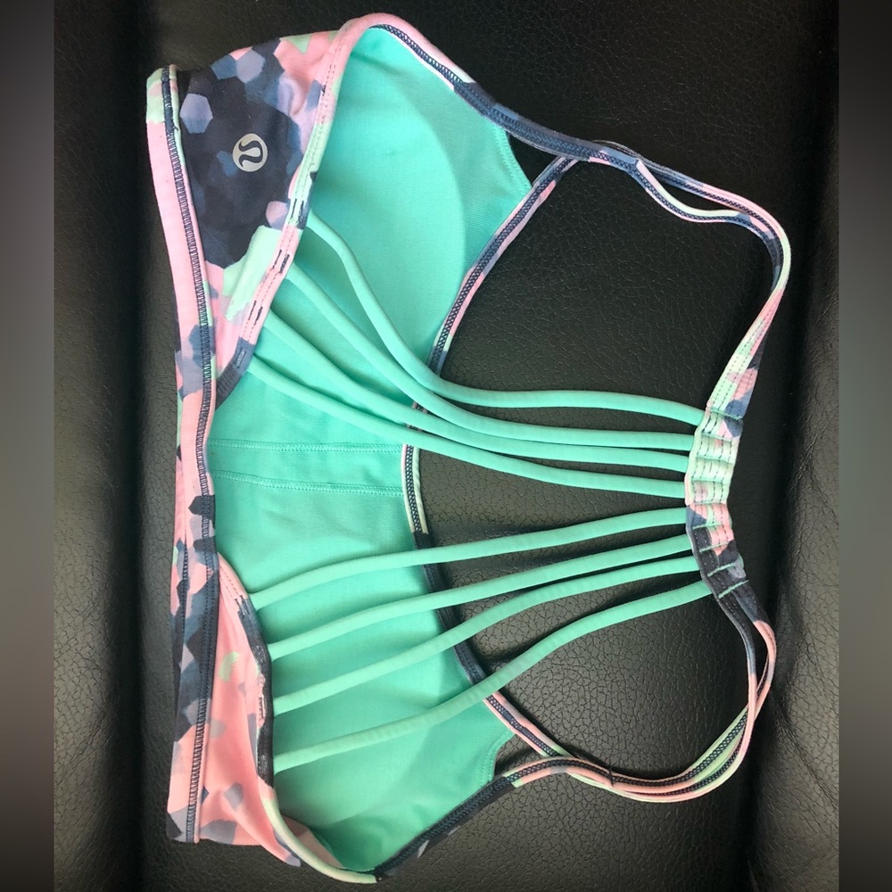 🦄 Lululemon Lighten Up Bra 
Clouded Dreams Multi Menthol White Size 6 EUC! RARE